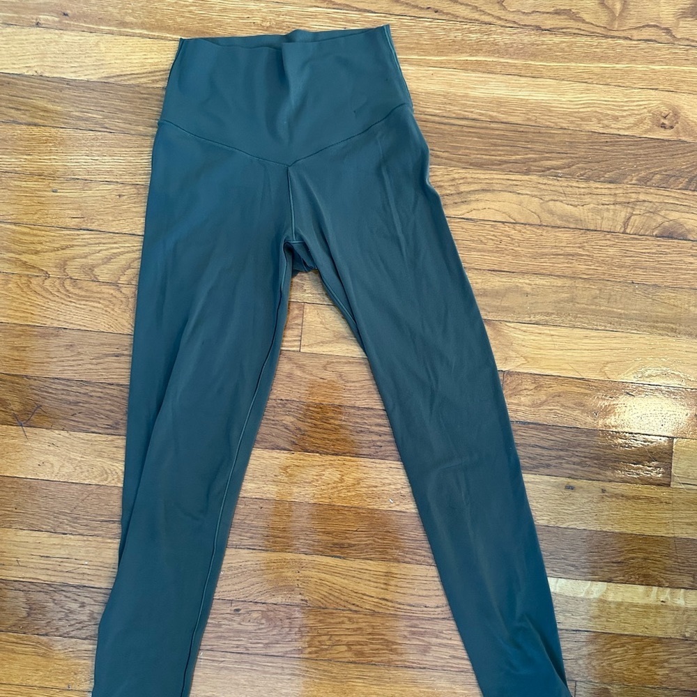 Olive green buttery leggings by offline by aarie. The best yoga leggings ever!